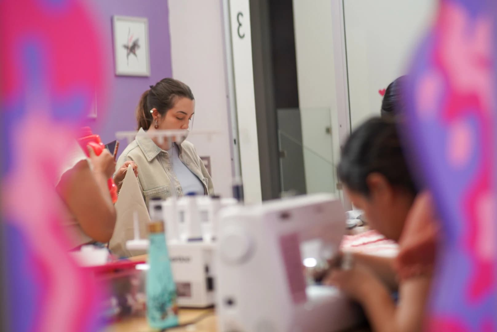 Clase de costura en grupo